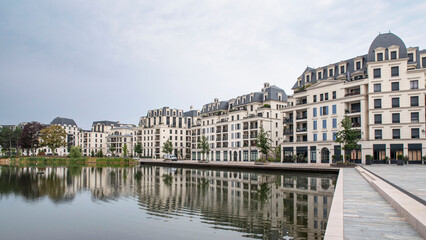 Obraz premium Modern architecture of apartment buildings in a residential area on a lake 
