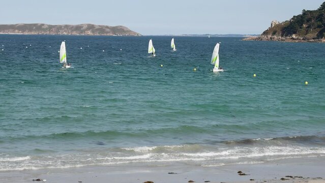 Petits voiliers de l'&eacute;cole de voiles dans la baie de Perros-Guirec