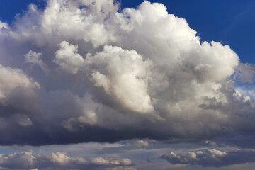 Grandi nuvole bianche nel cielo azzurro