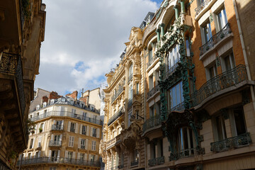 Plakat The facades of traditional French houses with typical balconies and windows. Paris.