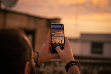Telefono che fotografa il tramonto o alba