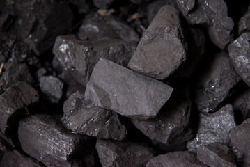Węgiel kamienny jest kalorycznym opałem. - obrazy, fototapety, plakaty