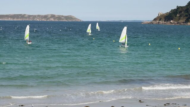 Petits voiliers de l'&eacute;cole de voiles dans la baie de Perros-Guirec