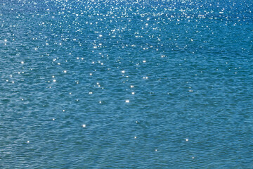 ruhiges blaues meer mit funkelnden sonnenreflektionen