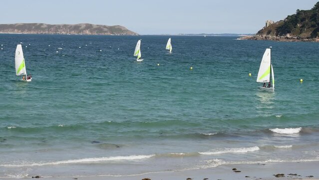 Petits voiliers de l'&eacute;cole de voiles dans la baie de Perros-Guirec