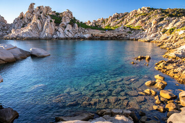 Glasklares türkisblaues Wasser an einer wunderschönen Badebucht auf Sardinien