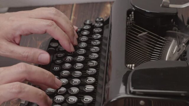 person typing on an typewriter with ten fingers