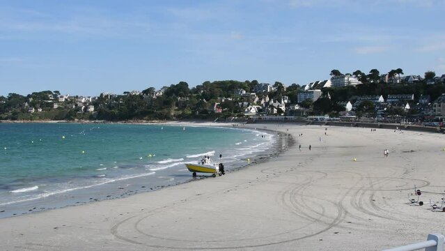 V&eacute;hicule amphibie qui roule sur une plage 