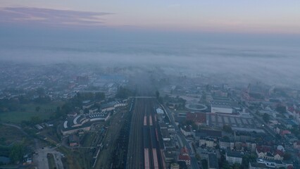 miasto we mgle dron
