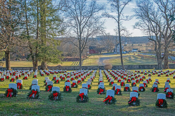 Christmas Wreaths on gravestones, 
Gettysburg's Soldiers' National Cemetery, Gettysburg, PA. - obrazy, fototapety, plakaty