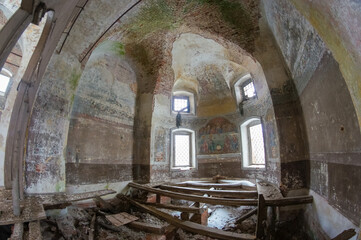 Obraz premium the interior of abandoned temple, interior of abandoned building