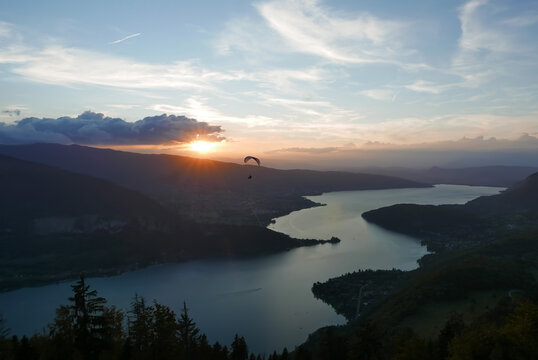 coucher de soleil sur le lac d'annecy, decollage parapente col de la forclaz