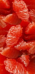 Acercamiento de gajos de fruta toronja color rojo vivo, para fondo de diseño vertical.