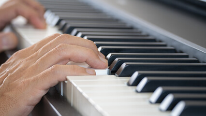 Fototapeta premium ピアノを弾く