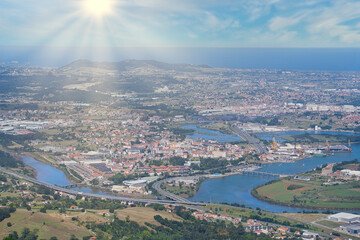 Ciudad en un día soleado