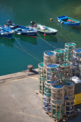 Fototapeta na wymiar Jaulas de pesca en un puerto