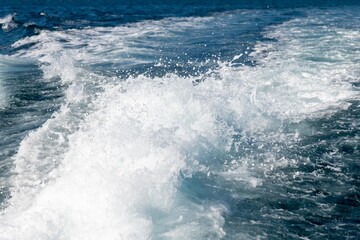 船の全速前進時のスクリューから出る波