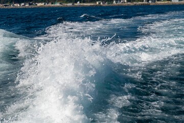 船の全速前進時のスクリューから出る波