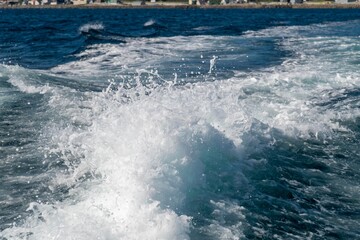 船の全速前進時のスクリューから出る波