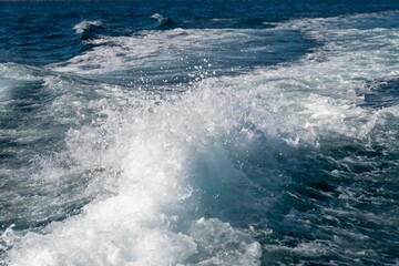 船の全速前進時のスクリューから出る波