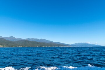 北海道知床連山を羅臼沖から望む