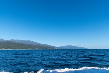 北海道知床連山を羅臼沖から望む