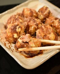 皿に載せたタコ焼き、たこ焼き