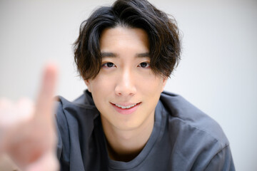 画面をタップする男性