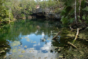 Fototapeta na wymiar Cenotes, cuevas y cavernas de la Península de Yucatán, turismo sustentable