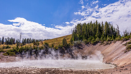 湯気のたつマッドボルケーノ　イエローストーン国立公園
