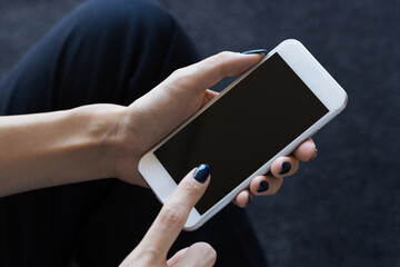 スマートフォンを操作する女性
