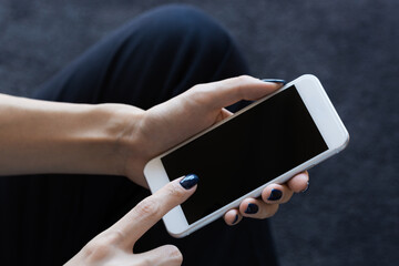 スマートフォンを操作する女性
