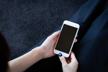 スマートフォンを操作する女性
