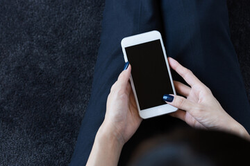 スマートフォンを操作する女性
