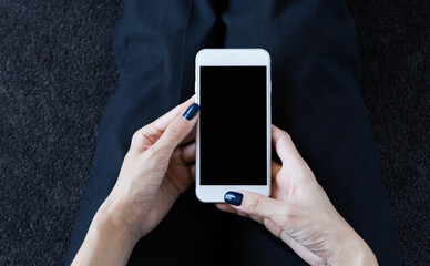 スマートフォンを操作する女性
