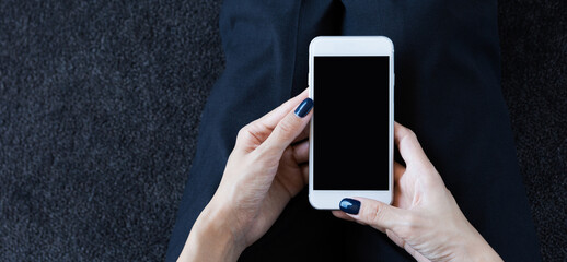 スマートフォンを操作する女性
