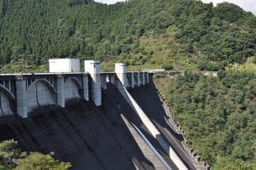 晴れた日のダムの放流