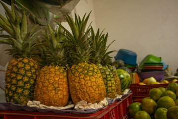 Piñas en plaza de mercado