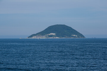 博多湾の海上から見る玄海島