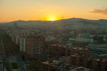 Fototapeta premium Cityscape of Barcelona and mount tibidabo during sunset