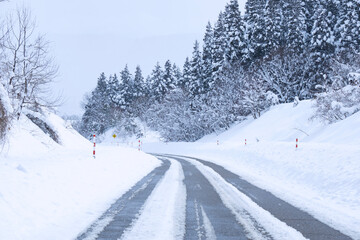 Obraz premium Snowy road. Mountain road in winter. 雪道。冬の山道