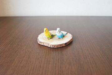 Obraz na płótnie Canvas parrot's ornament and wooden coaster