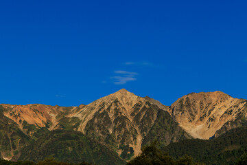 秋の早朝の白馬の八方尾根の山々