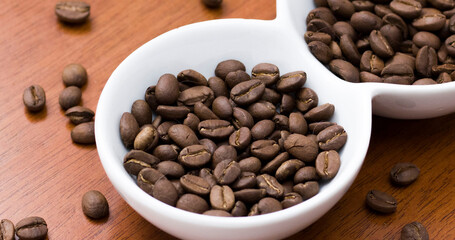 Texture roasted coffee beans close up toasted brown bowl