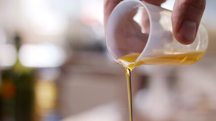Spoon oil drip, cooking oil, vegetable oil, kitchen cooking oil