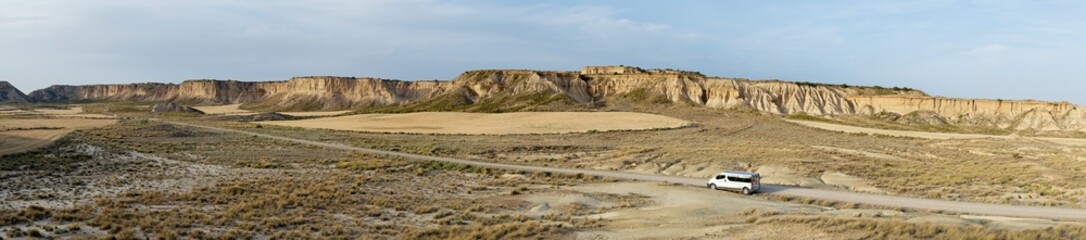 Panorámica de desierto con furgoneta de turistas