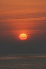 Rotglühender Sonnenaufgang über dem Meer