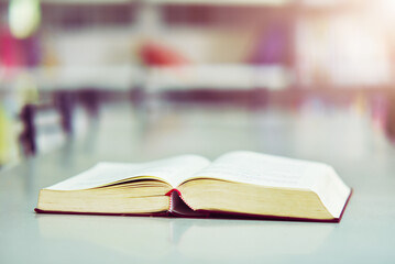 Obraz premium Open book on the table in the library