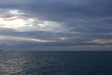 Obraz premium Calm sea with sunset sky with cloud.