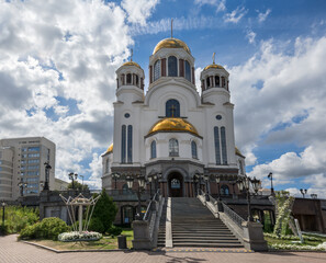 Fototapeta na wymiar The majestic Church-on-the-Blood in Yekaterinburg (Russia) on a hill.